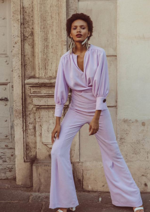 Cada vez nos gustan más  las invitadas de pantalón  y blusa. Este conjunto en lila nos ha enamorado.