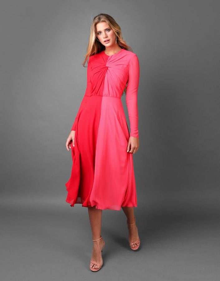 El rojo y el rosa nunca se han llevado tan bien como ahora y el mejor ejemplo es este vestido con frontal drapeado de la firma de Vicky Martín Berrocal.