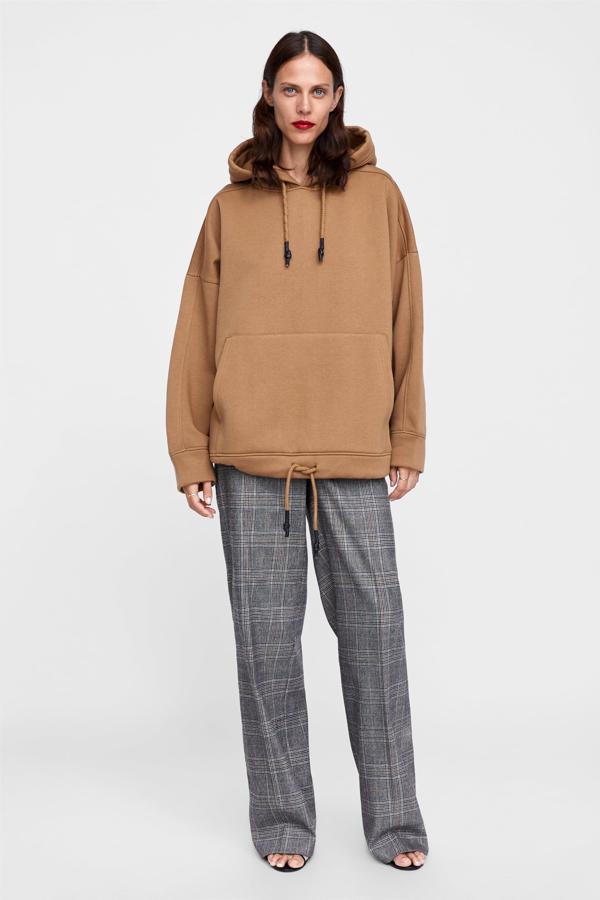 Una prenda de fondo de armario en forma de sudadera con capucha (25,95 euros).