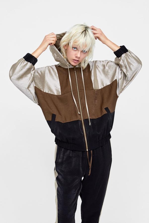 De tejido brillante e inspiración callejera. Esta mezcla nos gusta (39,95 euros).