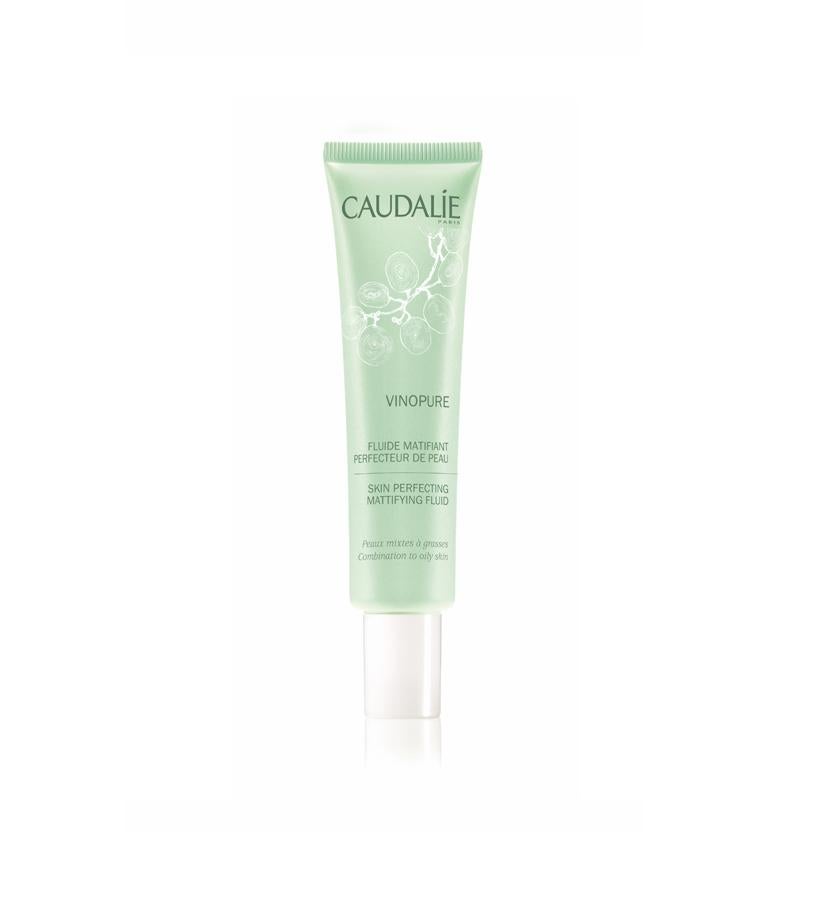 Fluido matificante perfeccionador de la piel de Caudalie, con vitamina B3 que regula los brillos. (25,20 €).