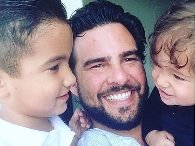 Gerardo Bazúa, sonriente, presume de hijos en las redes sociales.