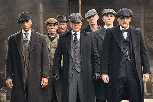 'Peaky Blinders' (BBC). En esta serie de factura exquisita, una banda de los años 20 de Birmingham, compuesta por individuos que llevan cosidas cuchillas a la boina, convive con el IRA y con la Policía, que también usan métodos poco convencionales.