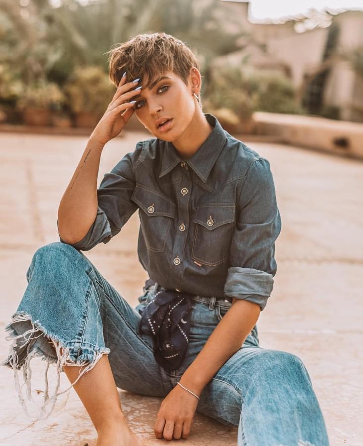 Hace escasos días, Laura Escanes decidió aplicarse un tratamiento de keratina  para conseguir eliminar el exceso de volumen  de la parte superior del pelo y conseguir dejarlo crecer.