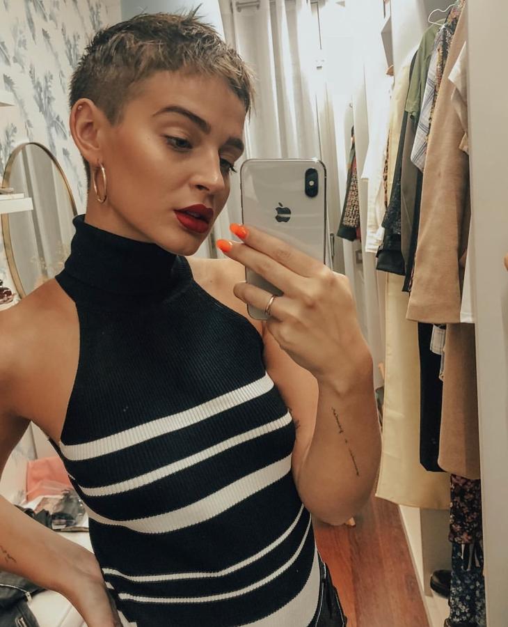 Una melena que todavía no ha llegado y no sabemos si llegará, al menos por ahora. Y es que poco después sorprendía con uno de sus cortes más arriesgados. El resultado de la keratina no acabó por convencer a la catalana que acabó decidiéndose a hacer otro cambio de 'look' mucho más radical. Un rapado ligeramente más largo en la parte superior y con pequeños reflejos rubios y castaños ¿El resultado? ¡Espectacular!