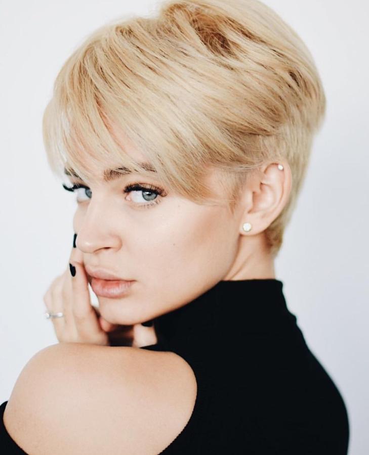 En noviembre de 2017 llegó uno de los primeros cambios más arriesgados de Laura Escanes. La 'influencer' se decantó por  un corte de pelo 'pixie'  en un tono rubio.