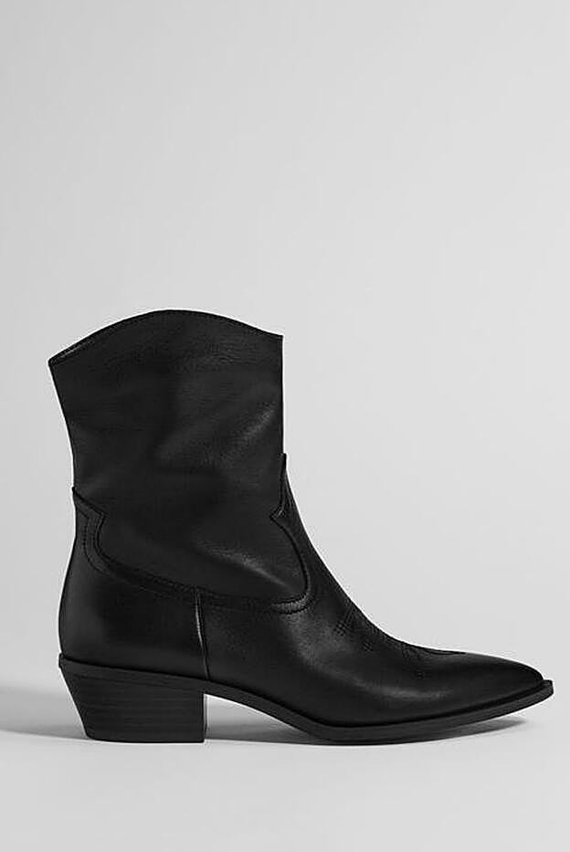 Lateral de la bota cowboy de Bershka.