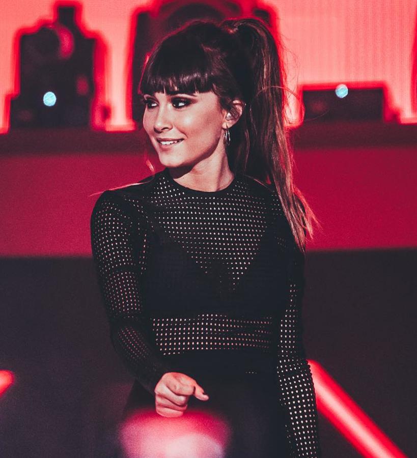 La coleta es el peinado rey de la temporada y otras cantantes como Jennifer Lopez y Ariana Grande ya la han lucido sobre el escenario y fuera de él. El volumen en la parte superior, algunos mechones sueltos en las patillas y la zona del pelo que queda suelta no muy pulida, hacen que el recogido de Aitana tenga una aspecto desenfado.