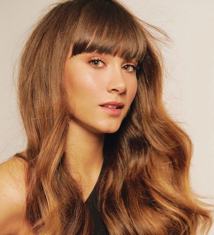 La intérprete de ‘Teléfono’ luce su imagen más glamurosa con estas ondas retro. Para hacerlas hay que cepillar toda la melena con un cepillo de pala, y haciendo un movimiento en zigzag, una vez has pasado la plancha o las tenacillas por todo el cabello. Un toque de spray fiador y ¡voilà!