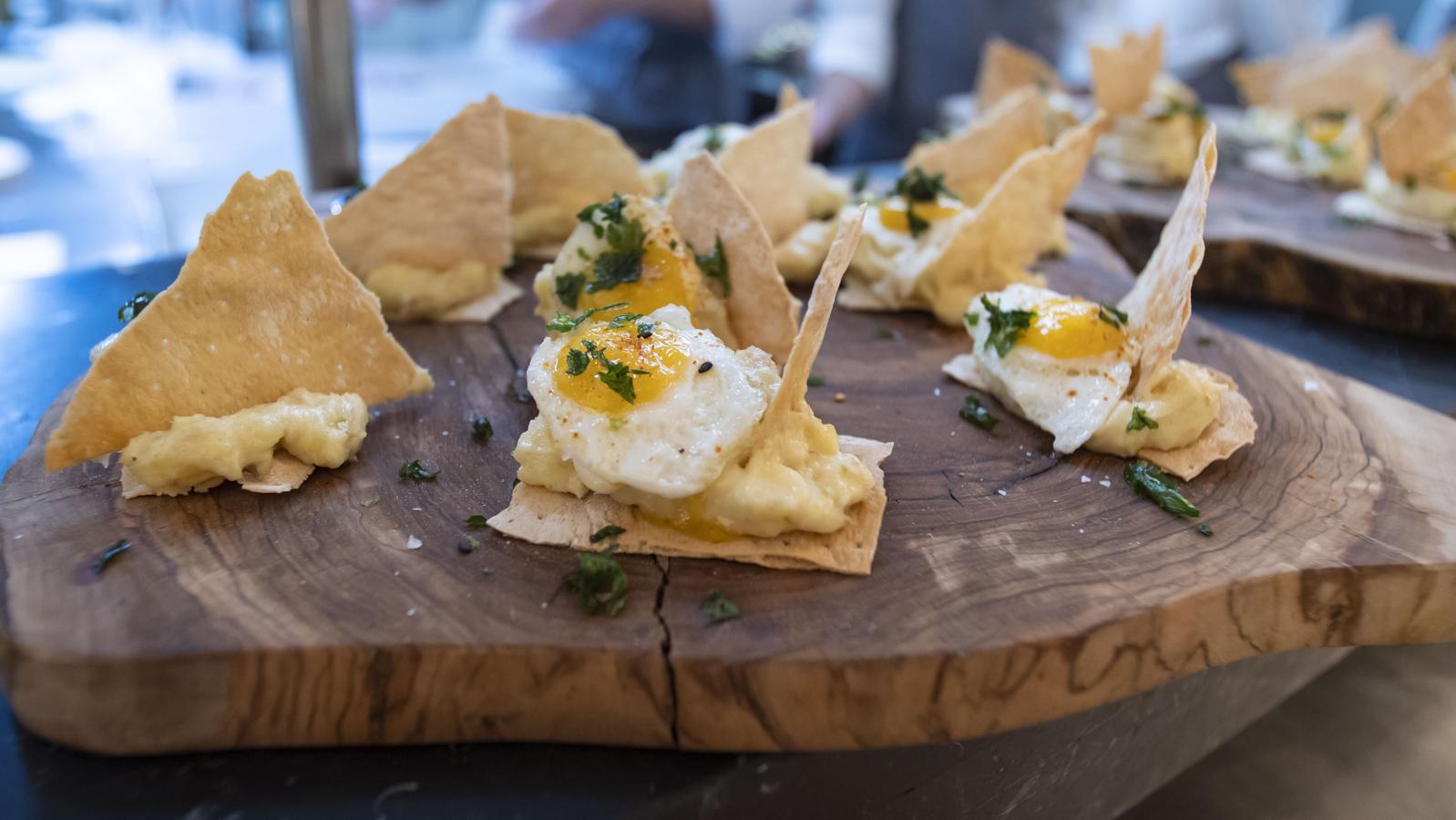 La marca de  conservas ALBO  ha cumplido 150 años. Y con motivo de ese especial aniversario se ha aliado con el chef tres estrellas Michelin,  Dani García , para crear un menú especial y único, demostrando que los productos de toda la vida (y que sacan de todos los apuros; sí estamos hablando de las latas de conserva) también tienen espacio en la alta cocina. Con un menú especialmente diseñado por el chef para ALBO y en el espacio del icónico  BIBO Dani García  en la capital, los platos aunaban ambos mundos; el tradicional y el de la cocina de alta gama. Mejillones en escabeche con patatas, brioche de sardina y cebolla dulce trufada, guacamole con burrata y atún, y ensaladilla rusa con huevo de codorniz fueron algunas de las propuestas. Dani García confesaba que no entendía la vida sin latas, y que sobre todo "la ensaladilla sin atún, no es ensaladilla".