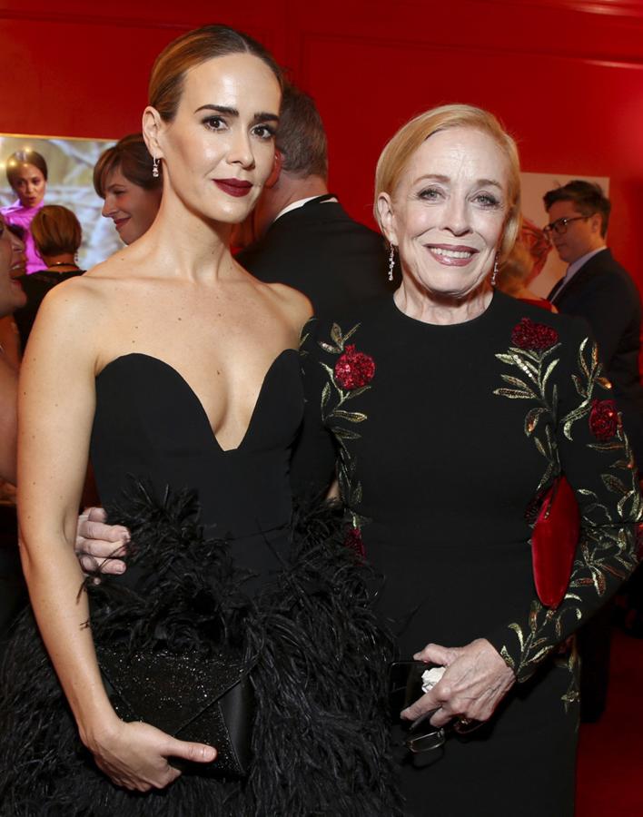 Su relación se convirtió en toda una bomba mediática. Sarah Paulson y Holland Taylor viven su romántica historia de amor por todas las alfombras rojas.