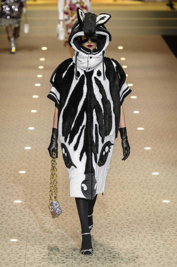 Estamos acostumbrados a que el dúo italiano haga prendas muy femeninas, pero este edredón de cebra se sale de su línea habitual. Eso sí, calentito parece. Y mucho.