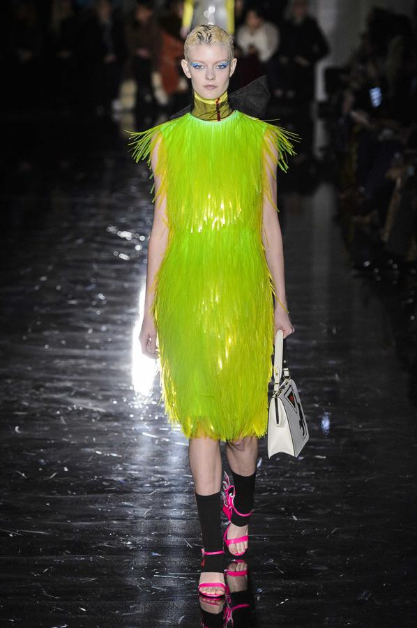 Que el flúor se lleva es una evidencia, pero con este vestido de Prada no sabrán si vas de Halloween o de espumillón de Navidad.