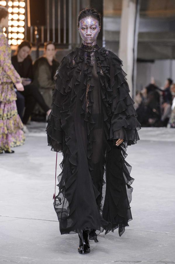 No solo nos fijamos en las prendas. En este caso es el maquillaje el que te servirá para la noche de los disfraces.