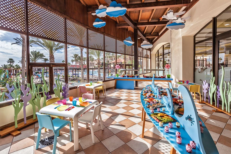 Princesas o piratas. ¿Por qué nos gusta? En el Occidental Jandía Mar de Fuerteventura, han diseñado aventuras para ellos: desde ser príncipes por un día hasta abordar galeones como los piratas, convertirse en chef estrella o hacer experimentos científicos en sus talleres. Y tienen un bufé exclusivo. DÓNDE: en Jandía, Fuerteventura. Cuánto: desde 106 €, todo incluido.