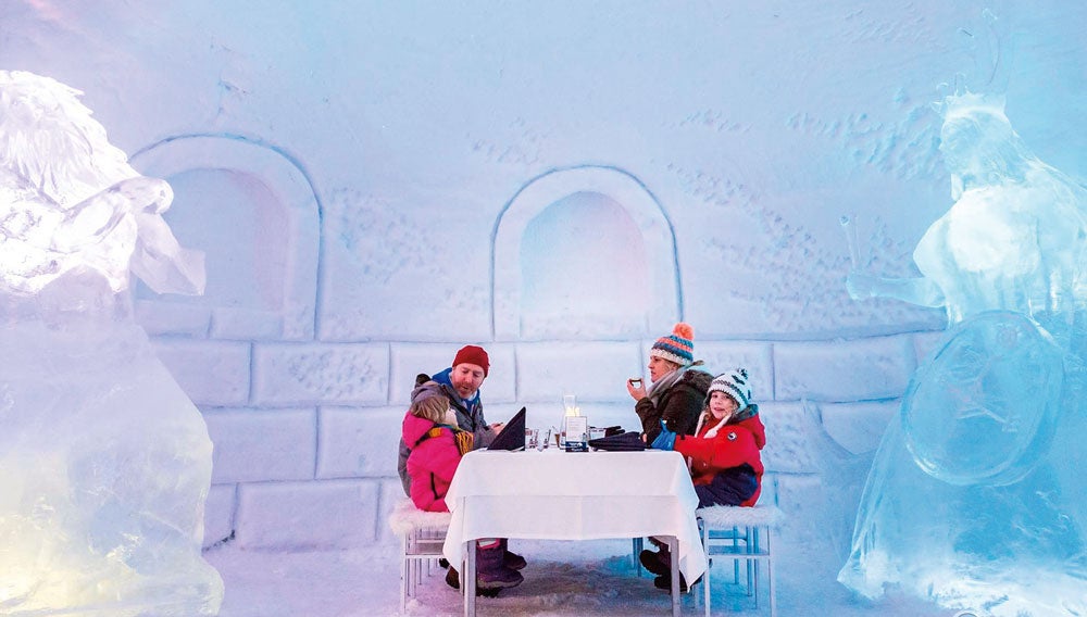 Un iglú calentito en Finlandia. ¿Por qué nos gusta? Porque el Snowman World Resort permite disfrutar de los paisajes del círculo polar ártico y de las auroras boreales sin pasar frío, desde iglús de madera y cristal. Además, organiza safaris fotográficos, excursiones en moto o paseos en trineo tirado por huskies, y tiene parque de atracciones y restaurante de hielo.DÓNDE: a ocho kilómetros al norte de Rovaniemi, el poblado de Papá Noel. Cuánto: habitación con sauna, cocina, piscina exterior termal, desayuno bufet para dos adultos y un niño, y acceso al parque, desde 496 €.