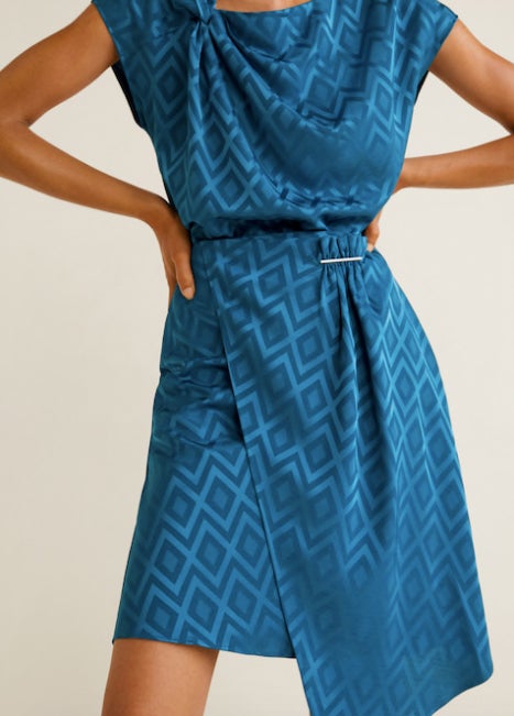 Falda fluida con estampado geométrico de Mango: 29,99 euros.