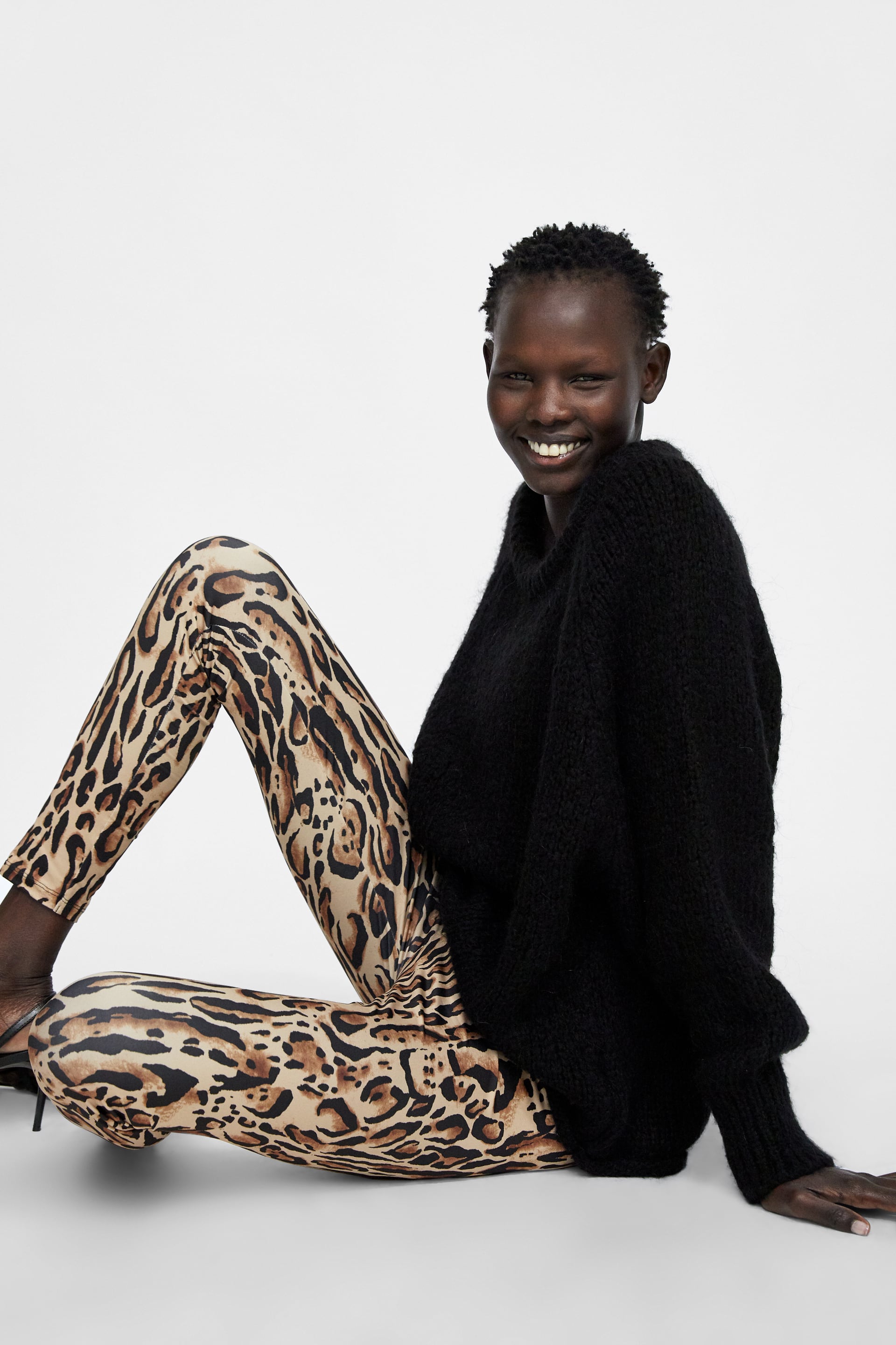 Legging de cintura elástica con estampado ‘animal print’ de Zara: 17,95 euros.