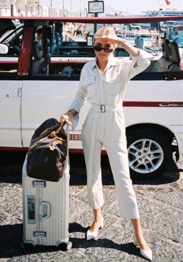 Claire Rose Cliteur ha tenido una genial ideal a la hora de vestir para ir de viaje. ¡Un mono es una gran opción!