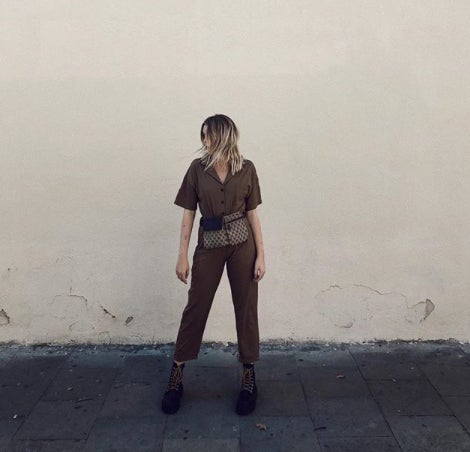 Gigi Vives luce mono con botas, ambos de Pull & Bear. Además, nos encanta que ella también apueste por llevar bolso a modo de cinturón. ¡Se lleva mucho este año!