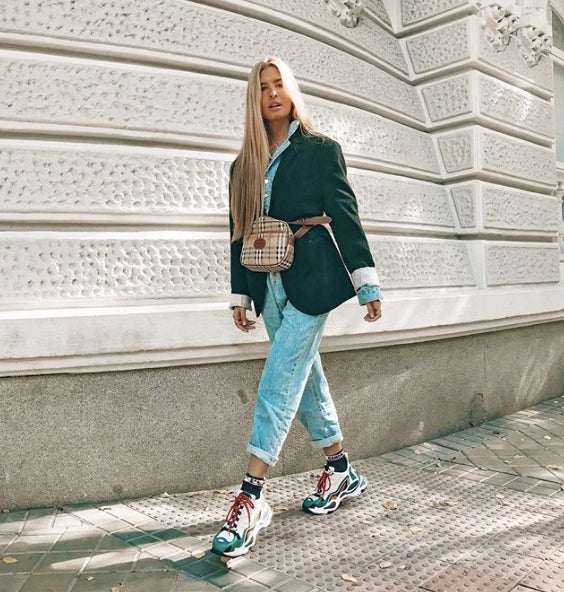 La forma en la que lleva el mono Teresa Andrés es nuestra favorita. Su mono denim con americana encima es la mejor idea que hemos visto. Además, llevar el bolso a modo de cinturón es una de las tendencias que debes seguir este otoño.