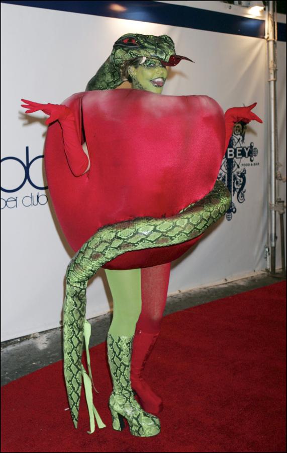 Eva, la manzana, la serpiente... Una interpretación bastante libre del pecado. A su favor diremos que estaba embarazada.