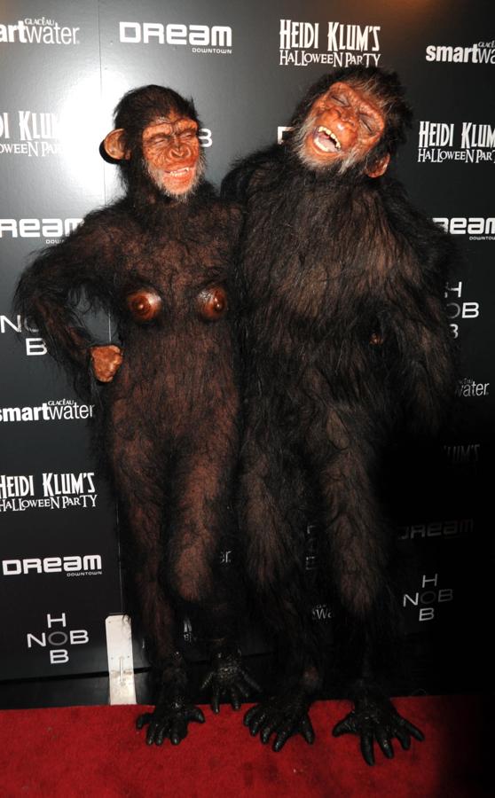 Todavía era pareja del cantante Seal y los dos decidieron aparecer así de peludos en una de las fiestas de Halloween a las que acudieron en el 2011.