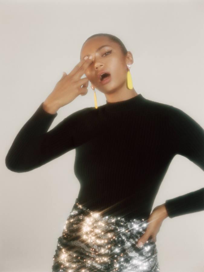 Para las más tímidas, Bershka da la opicón de combinar lentejuelas con un sencillo jersey de cuello vuelto.