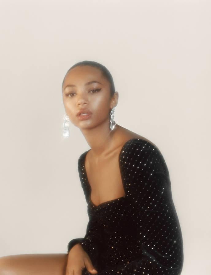 El tejido más elegante para el frío se llena de brillos en vestidos mini con escote cuadrado, como este que luce la actriz.