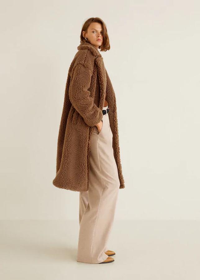 Abrigo oversize de borreguillo en color caramelo, 69,99 euros.
