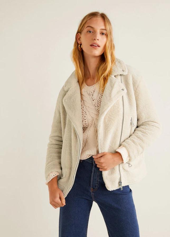 Cazadora biker de borreguillo en color crudo, 69,99 euros.