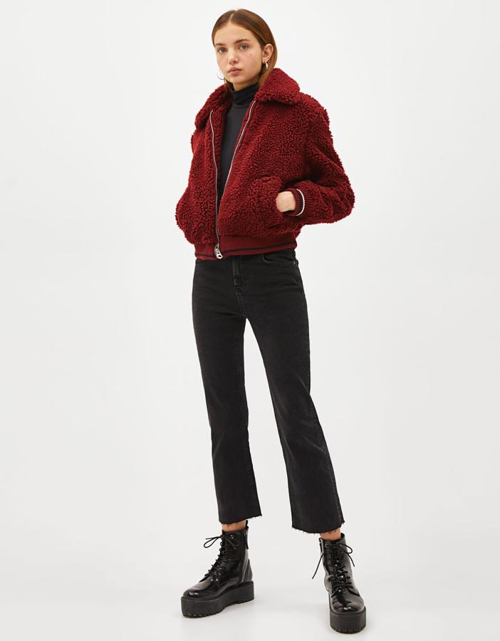 Cazadora de borreguillo en color granate, 39,99 euros.