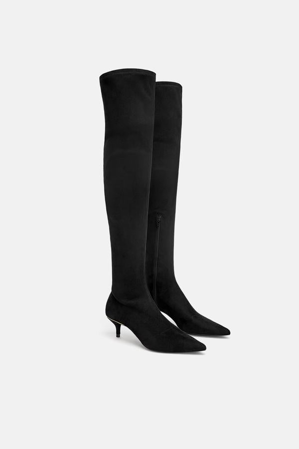 O con este modelo calcetín con 'kitten heel', también de Zara, que cuestan 39.95 euros.