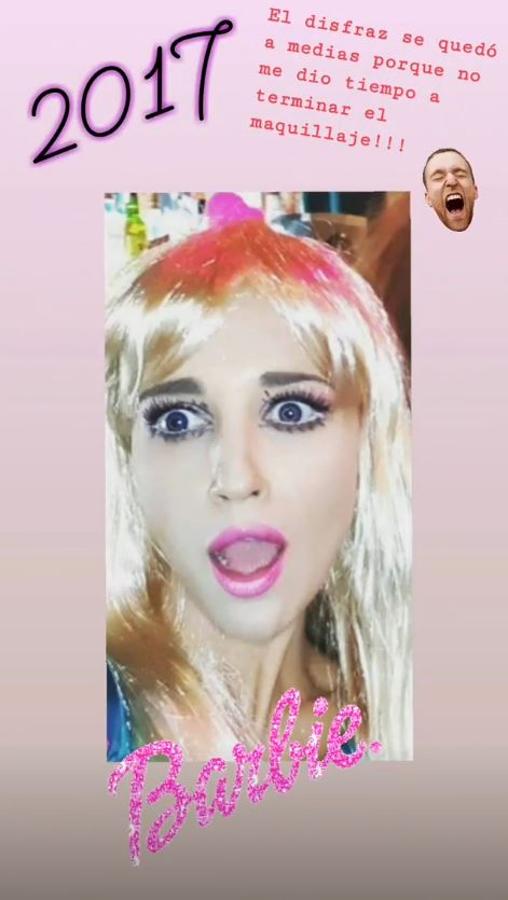 Como la propia Paula Echevarría confiesa en su Instagram Stories, en 2017 no le dio tiempo a terminar su disfraz de Halloween de... ¡Barbie! Que no terminamos de entender qué tiene que ver la famosa muñeca con la noche del terror, pero hay que reconocer que a la actriz no le sienta mal el rubio...