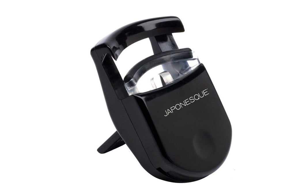 Permite crear unas pestañas largas y profundas. El soporte posterior se pliega para facilitarte un rizo perfecto y duradero. El diseño de caja abierta evita atrapar las pestañas exteriores. Cuenta con una almohadilla adicional especialmente ubicada dentro del rizador. (14,95 €).