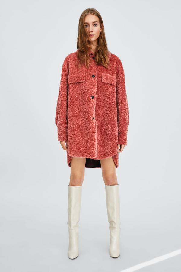 Sobrecamisa de borreguillo con bolsillos plastrón delanteros y aberturas laterales, 59,95 euros.