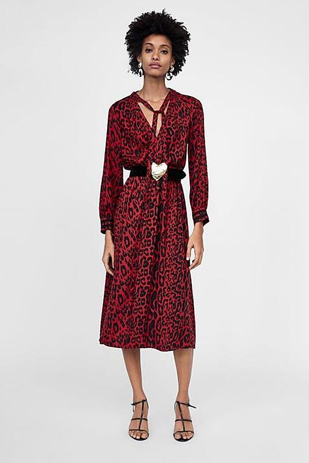 Zara ha reversionado una de sus faldas más famosas en este vestido fluido con estampado 'animal print'.