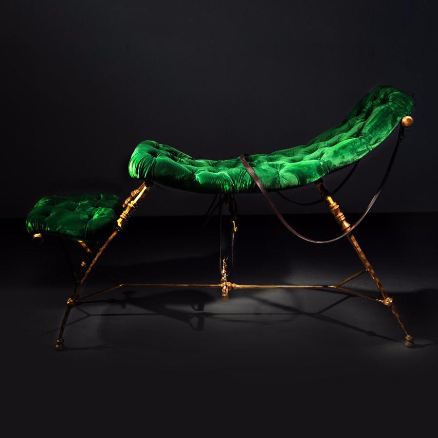 Una mezcla de sillón, butacón y “chaise longue” sobre el que retozar siempre que el cuerpo (y la cartera) aguante. Realizada con terciopelo italiano de color verde que tapiza en capitoné (lo que le proporciona un estado mullido) sobre una base de acero dorado y envejecido, su estructura recuerda la que proporciona la monta a caballo, sensación que se incrementa por las riendas de cuero marrón gastado que coronan el cabezal y los estribos accesorios. Una pieza realmente elegante que, al parecer, se pudo ver en la adaptación cinematográfica del “best-seller “ “ Cincuenta sombras de Grey ” (ahí es nada…) Su precio en la web: 11.400 libras inglesas… unos 13.000 euros al cambio