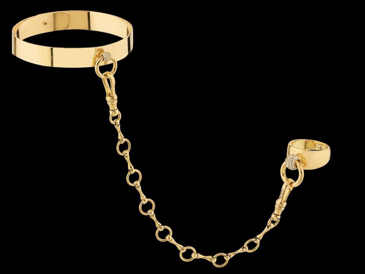Para los  fetichistas  de los complementos que quieren sentirse bien atados, este collar de oro que permite la sujeción mediante una cadena (también de oro, por supuesto) a un anillo diseñado en concordancia al collar. Su precio: 10.500 libras esterlinas, o unos 11.900 euros al cambio.