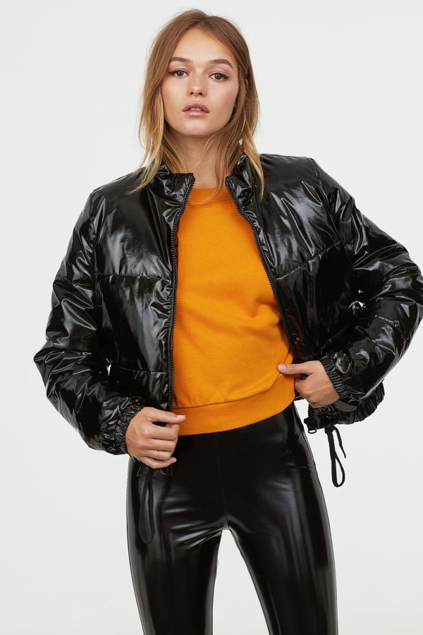 De nuevo, otra propuesta de H&M que nos encanta: negro acharolado con un brillo extra (59,99 euros).