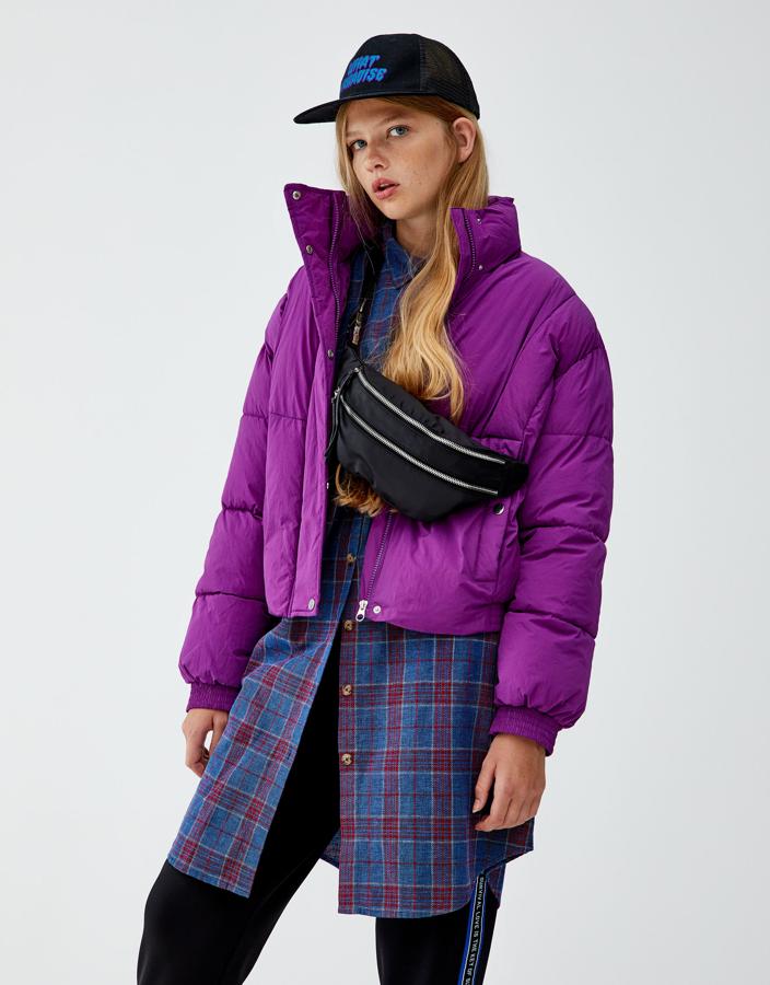 Color fetiche donde los haya, esta cazadora acolchada (Pull&Bear, 29,99 euros) es capaz de levantar el ánimo de cualquier look.