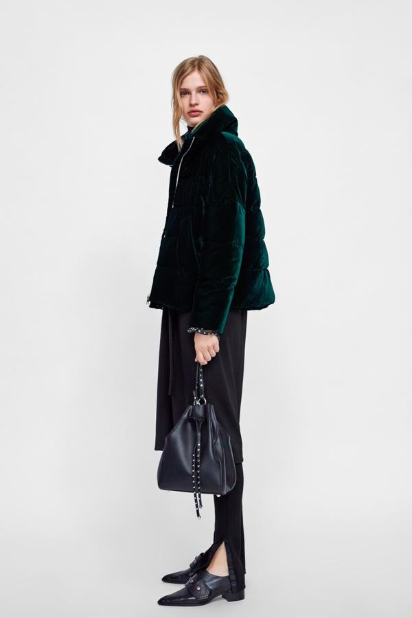 Aunque no es corta corta, sigue siendo una cazadora ala cintura.Y, además, con la originalidad del terciopelo verde (Zara, 59,95 euros).