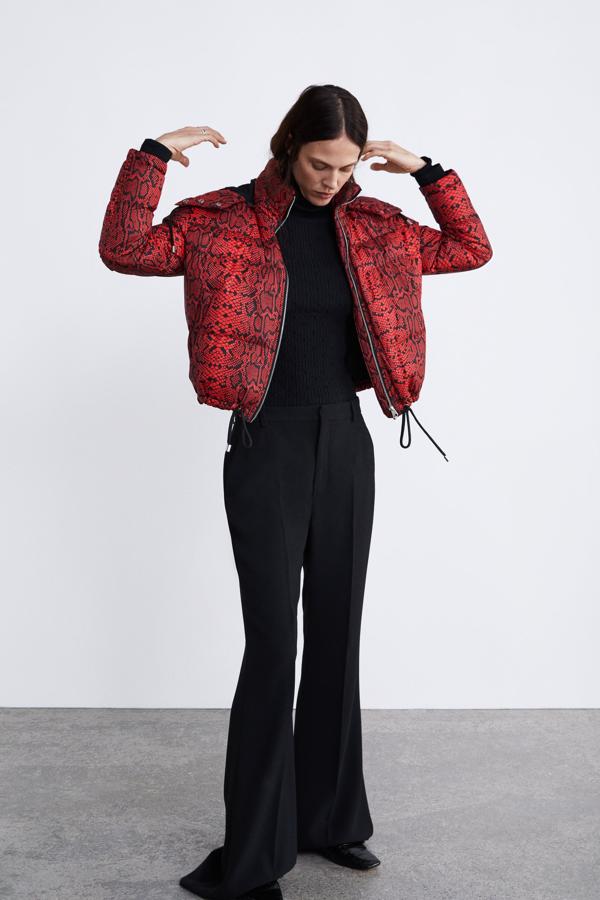 Fantástica cazadora acolchada a la cintura con el animal print más celebrado de Zara: el rojo (49,95 euros).