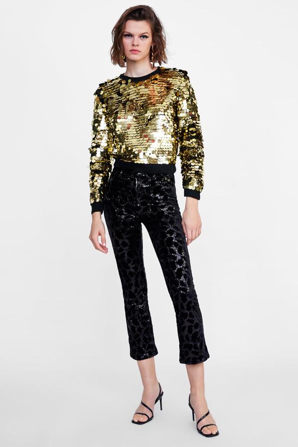 Pantalones de lentejuelas y 'animal print' de tiro alto y cierre de cremallera, 25, 95 euros.