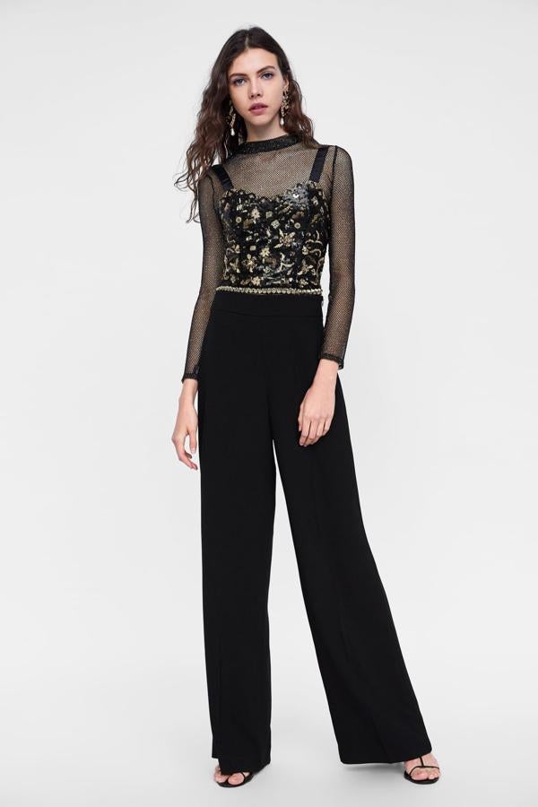 Top de lentejuelas con escote en pico y cierre lateral, 25,95 euros.