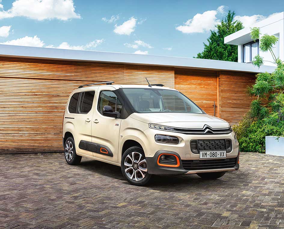 CITROËN BERLINGO MULTIESPACE. Son tres interpretaciones del mismo concepto. Disponible en cinco o siete plazas, con asientos individuales, plegables y abatibles. Maleteros de 597 y 850 litros, en función de su longitud. Desde 17.064€.