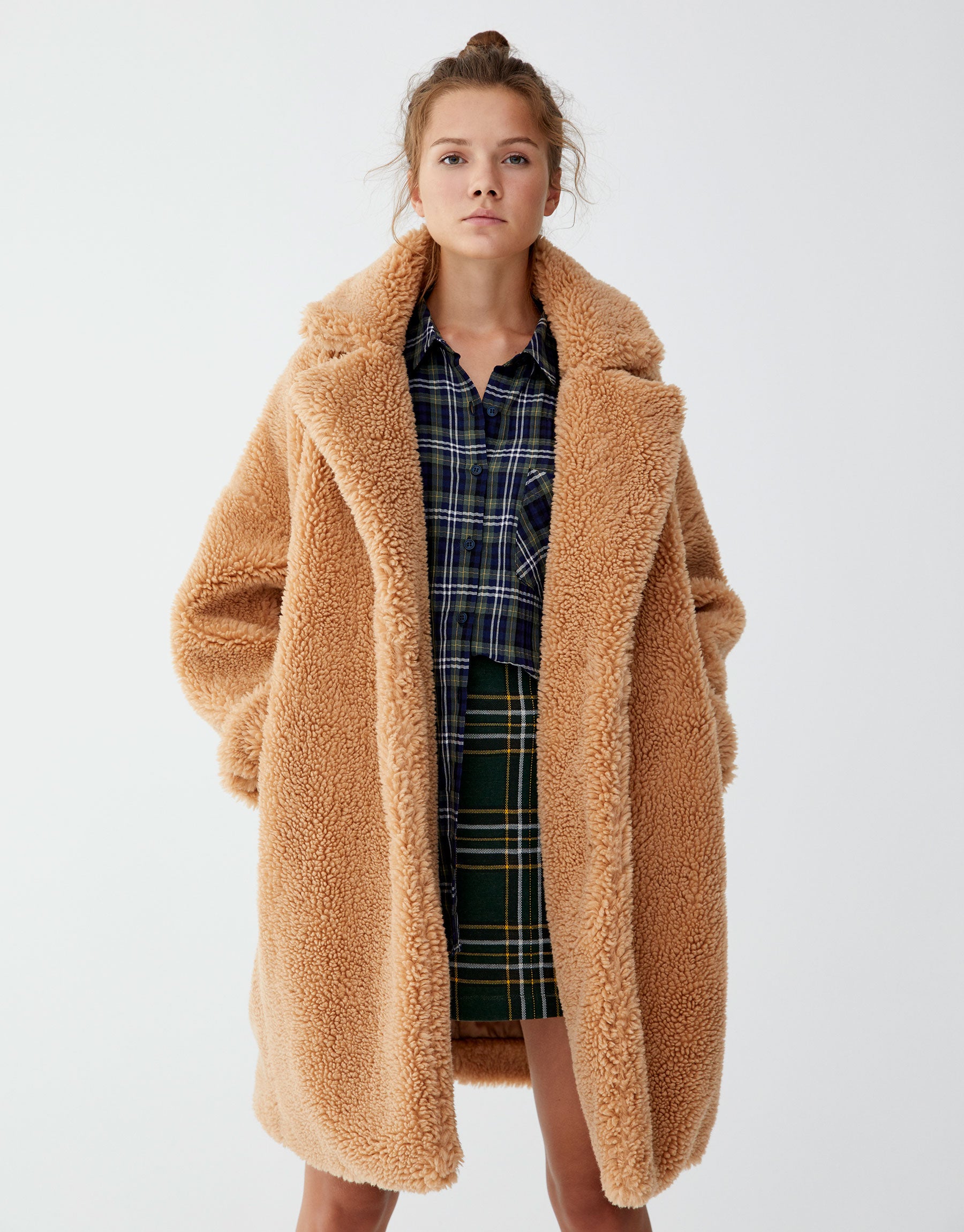 Abrigo de pelo en color ocre de Pull & Bear: 59,95 euros.