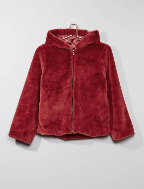 Chaqueta con pelo sintético en color rojo de Kiabi: 22 euros.