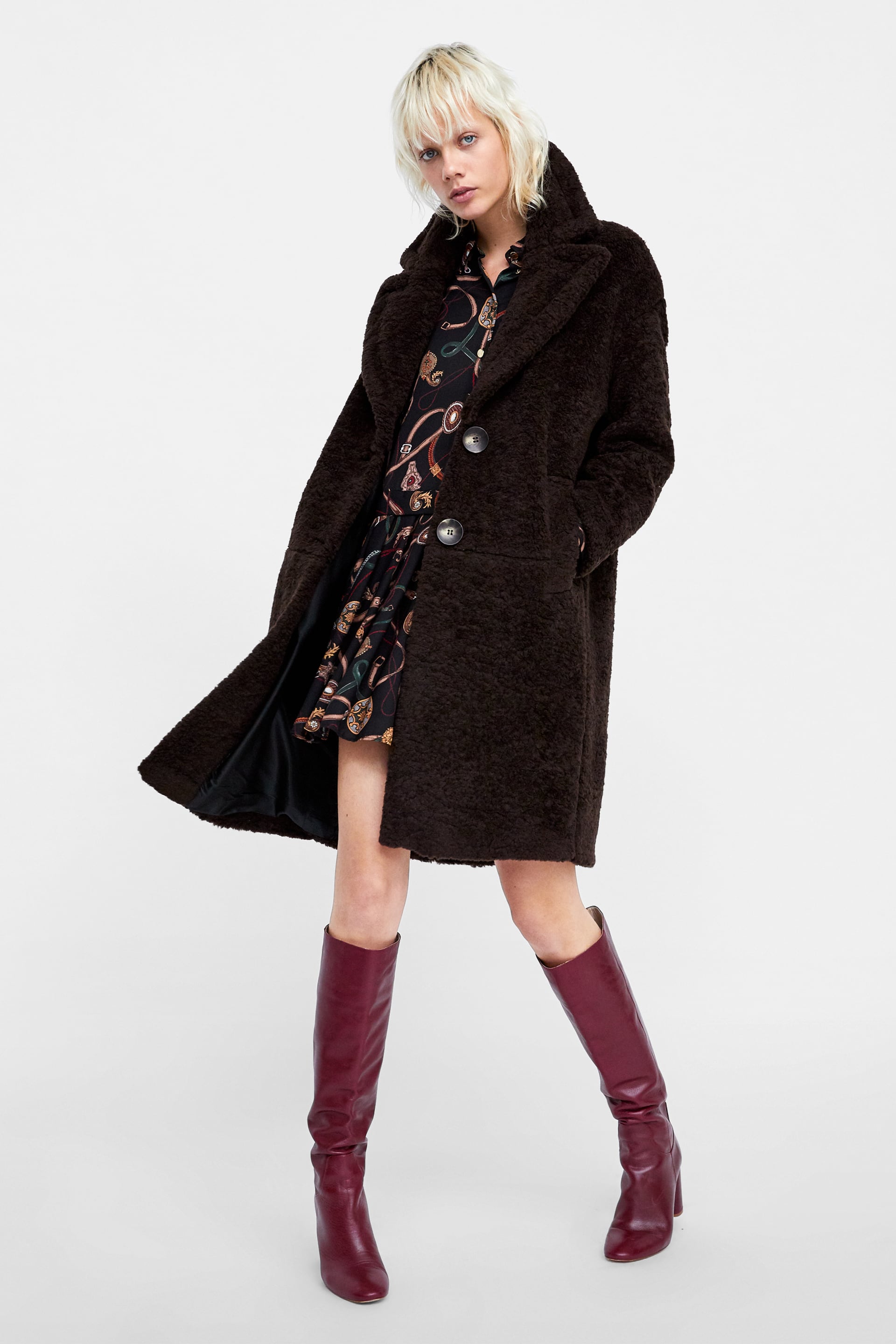 Abrigo efecto pelo de Zara: 69,95 euros.