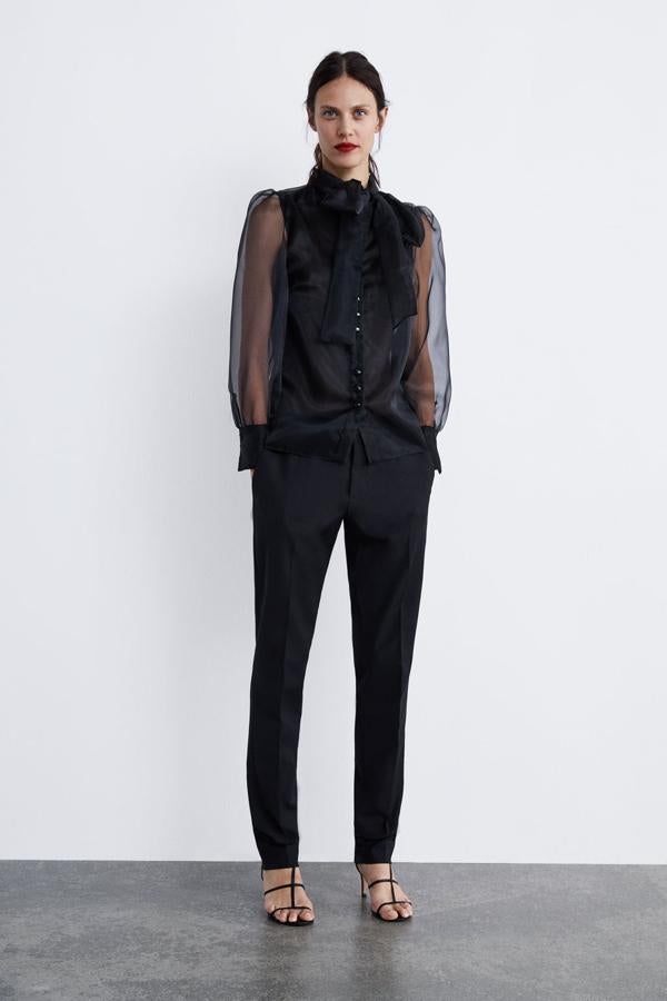 Lo tiene todo para convertirse en la pieza principal de un look de altura: una espectacular espalda transparente, cuello subido adornado con un gran lazo y mangas abullonadas (39,95 euros). A Victoria Beckham le encantaría.